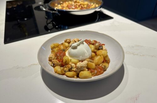 Gnocchi tomaten basilicum burata kip en champignons